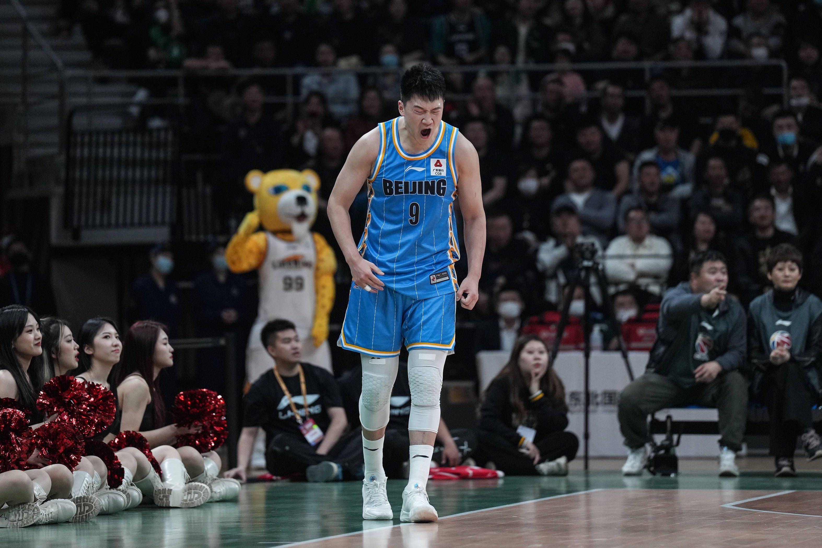 理查德（凯文·詹森斯 Kevin Janssens 饰）、斯坦（文森特·科隆布 Vincent Colombe 饰）和迪米特里（纪尧姆·布谢德 Guillaume Bouchède 饰）每一年都要在荒凉中集结，进行狩猎勾当，本年亦是如斯，和往年分歧的是，这一次，理查德把本身的情妇珍（玛蒂尔达·鲁茨 Matilda Anna Ingrid Lutz 饰）也带来了。